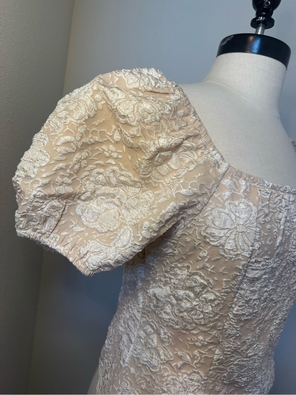 Umgee Puff Sleeve Lace Square Neck Top in Beige and Ivory NWT - Picture 2 of 7